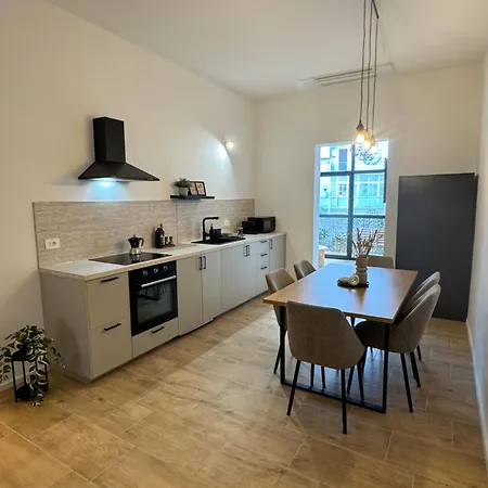 Spacious 4 Apartment, 8min Walk To Old Town, Free Parking, New