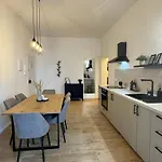 Spacious 4 Apartment, 8min Walk To Old Town, Free Parking, New *
