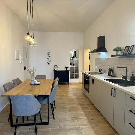 Spacious 4 Apartment, 8min Walk To Old Town, Free Parking, New *